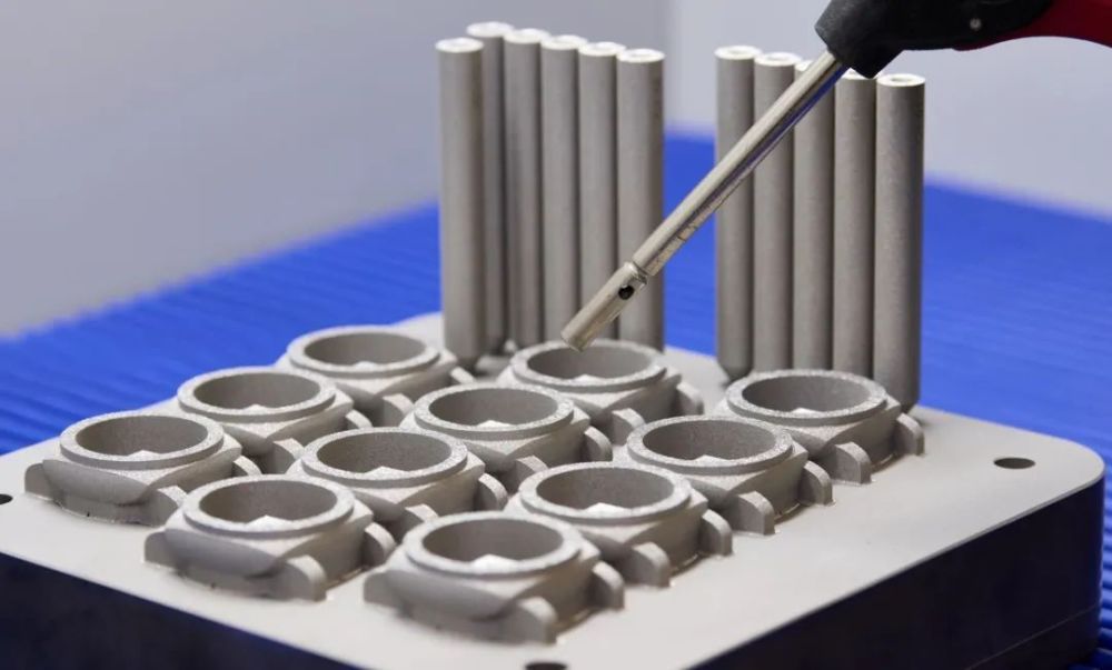 3D打印后正在清洗的手表毛坯 3D打印后正在清洗的手表毛坯